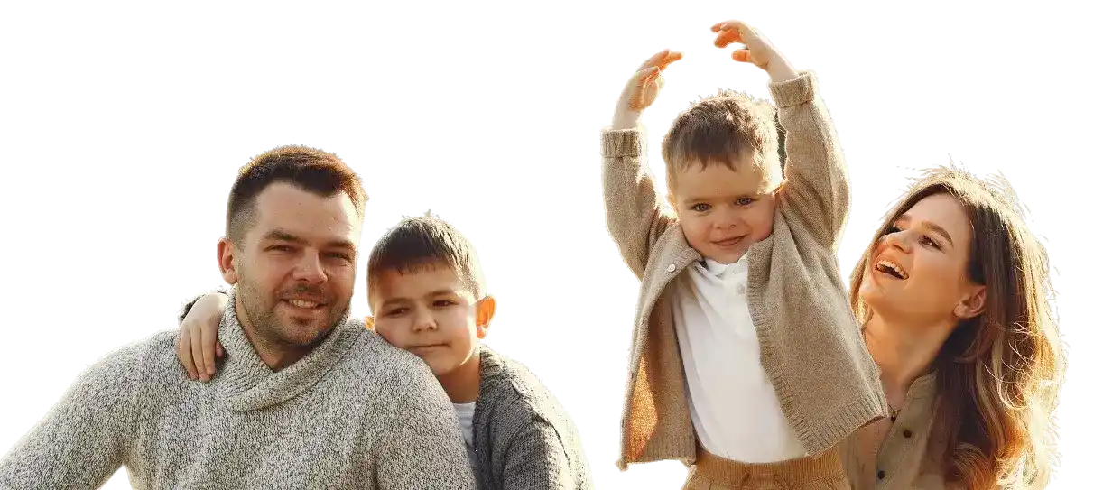 Família sorrindo com duas crianças